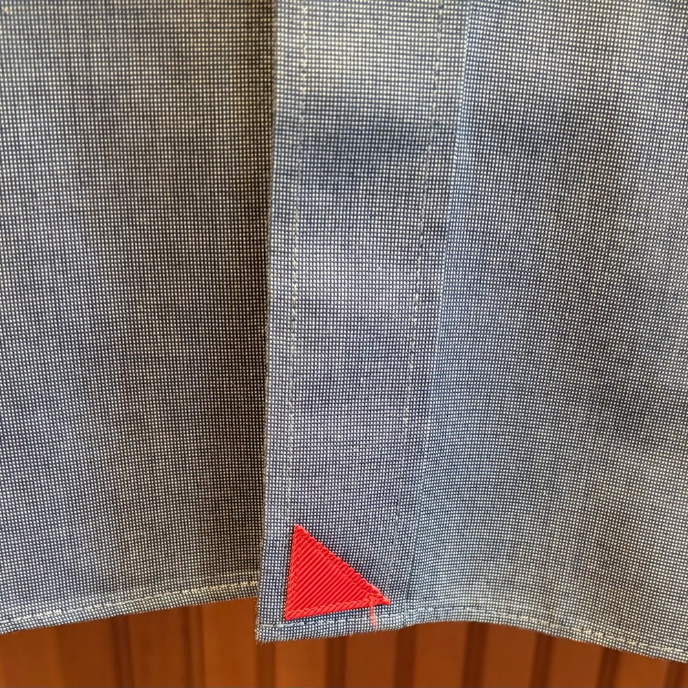 UNTUCKit Men's button front shirt. Sharp grey with red logo & trim. 2XL - Picture 3 of 7